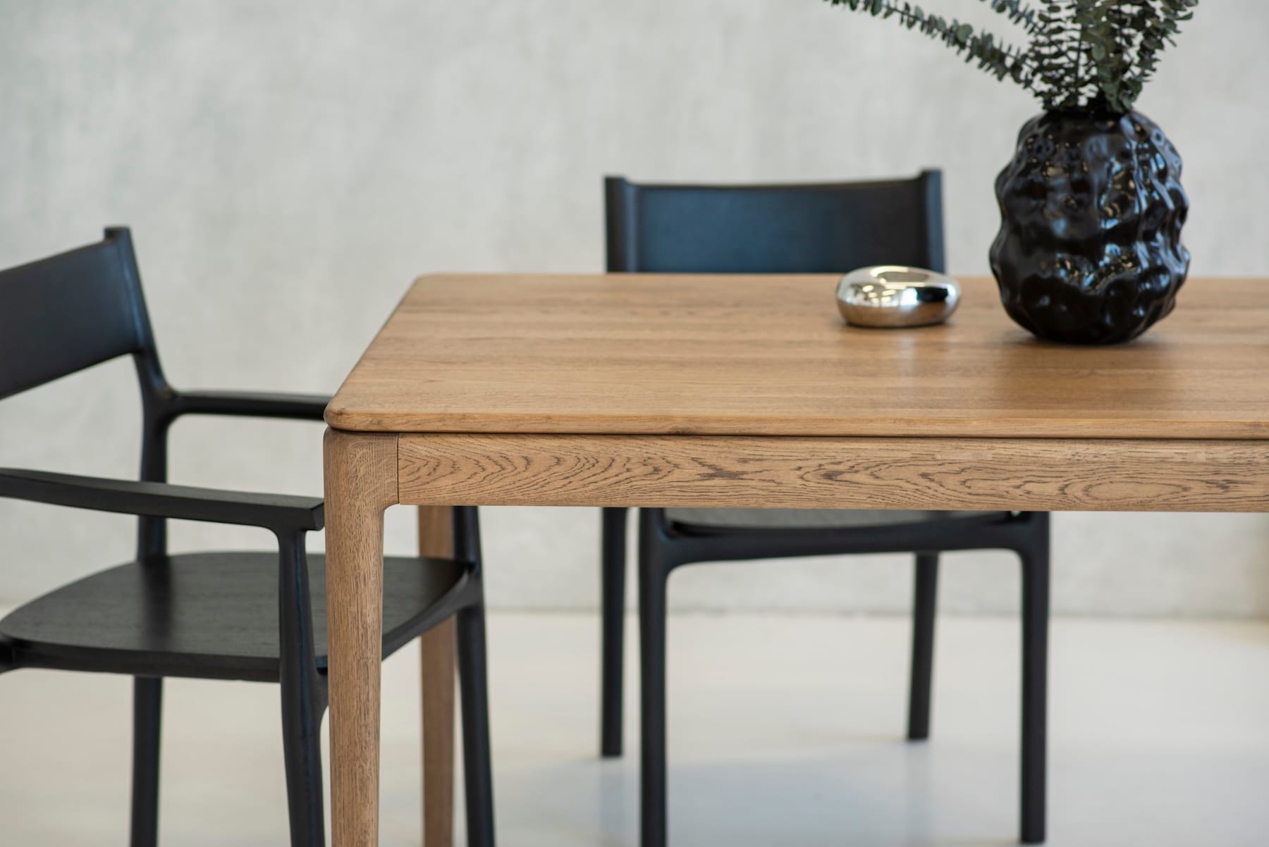 FILO stół do jadalni, forma miękkich kształtów i elegancja