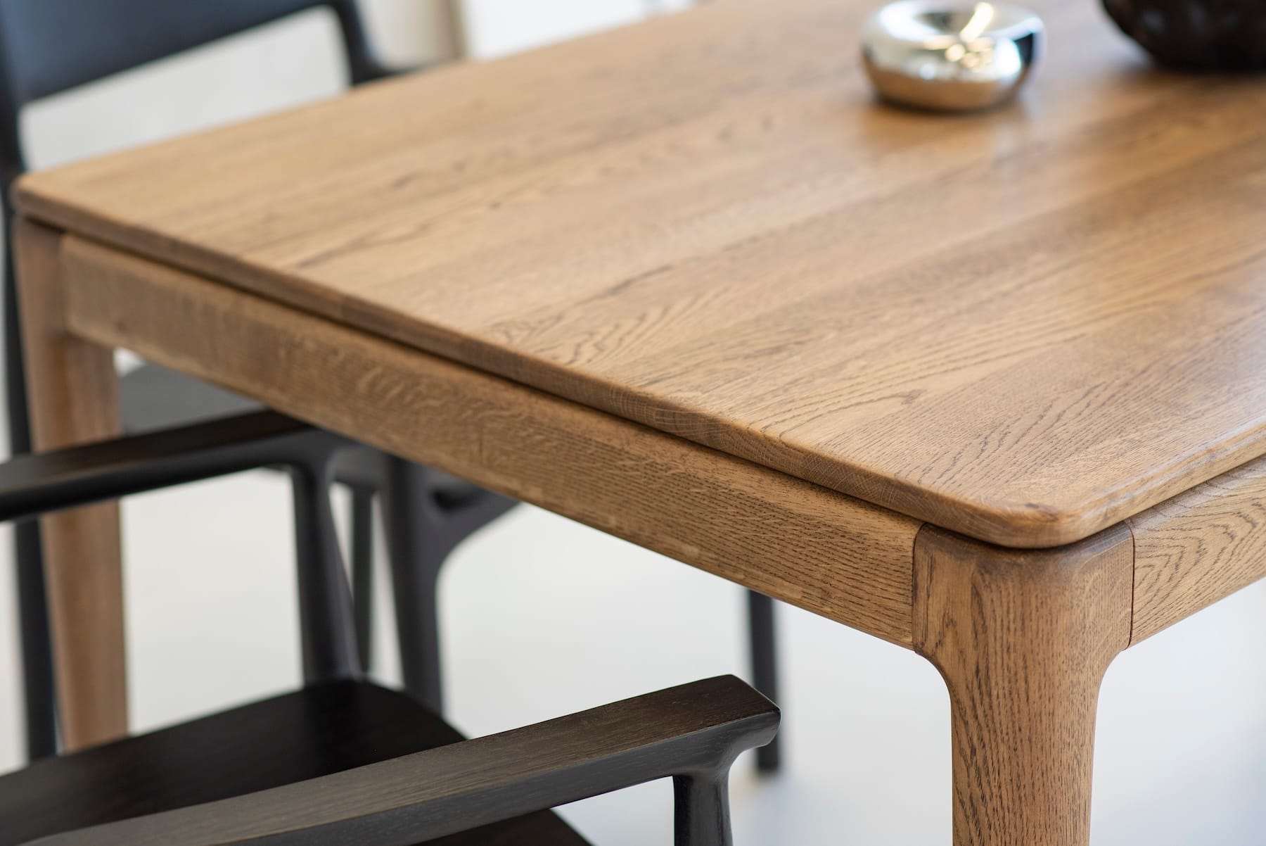 FILO stół do jadalni, forma miękkich kształtów i elegancja