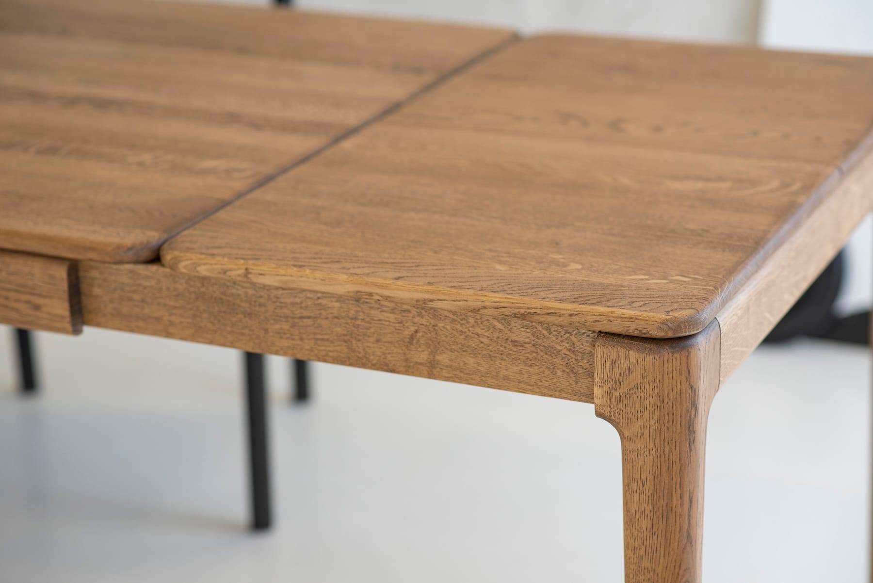 FILO stół do jadalni, forma miękkich kształtów i elegancja