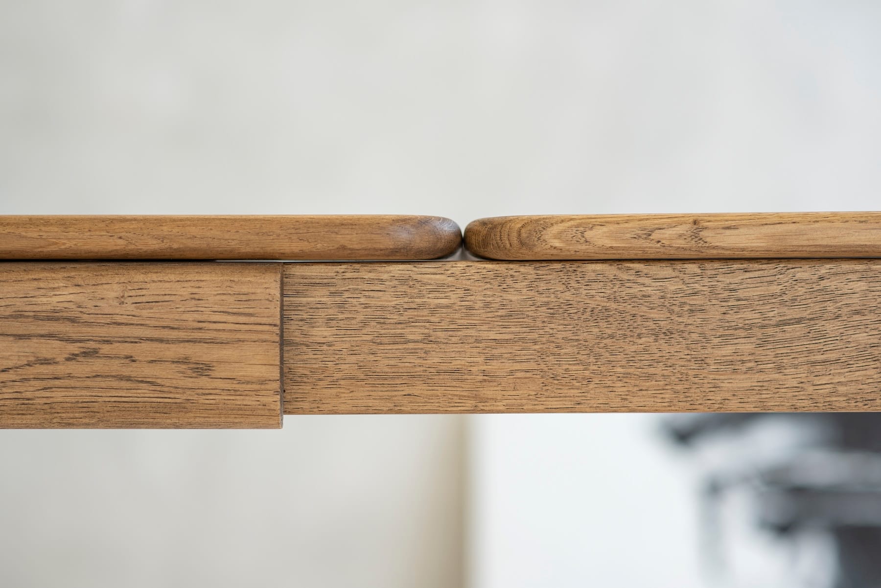 FILO stół do jadalni, forma miękkich kształtów i elegancja