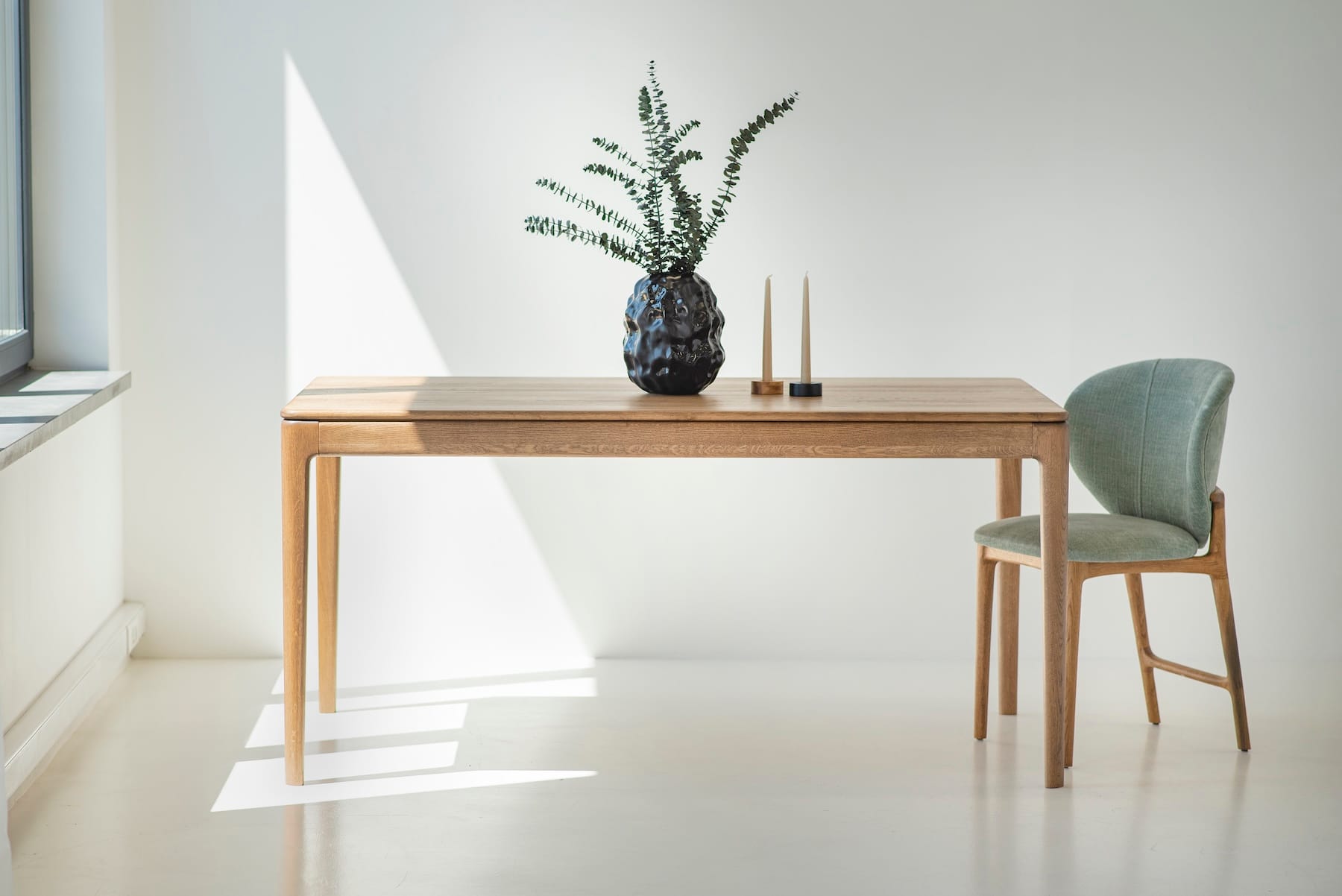 FILO stół do jadalni, forma miękkich kształtów i elegancja